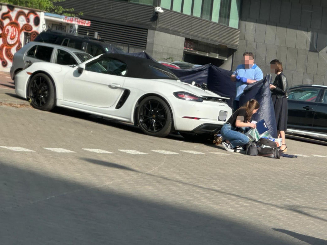  Makabra na Ochocie. Zwłoki w luksusowym białym Porsche. Na miejscu prokurator