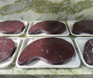 Instalacja Il Sonno Supermarket. Mięso z marmuru, mleko z trawertynu