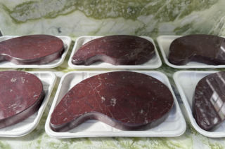 Mięso z marmuru, mleko z trawertynu. Supermarket z kamienia testuje percepcję i ćwiczy wyobraźnie