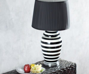 Lampa stołowa z podstawą w czarno - białe pasy