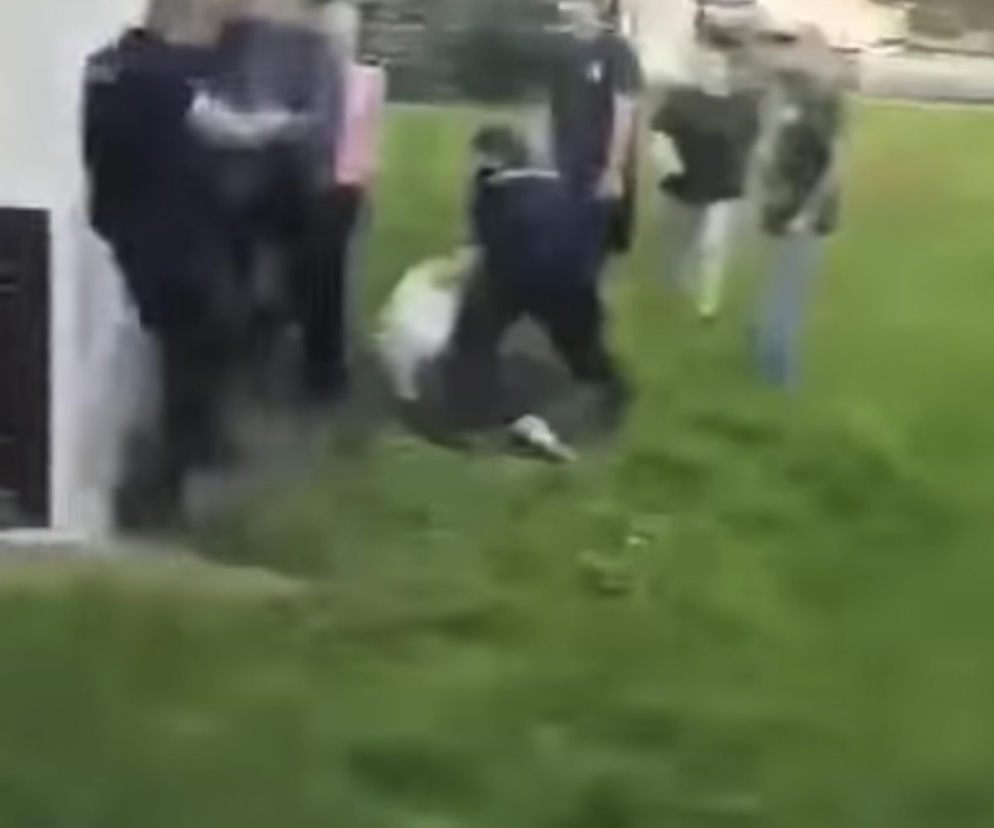W Pastuchowie biją policję