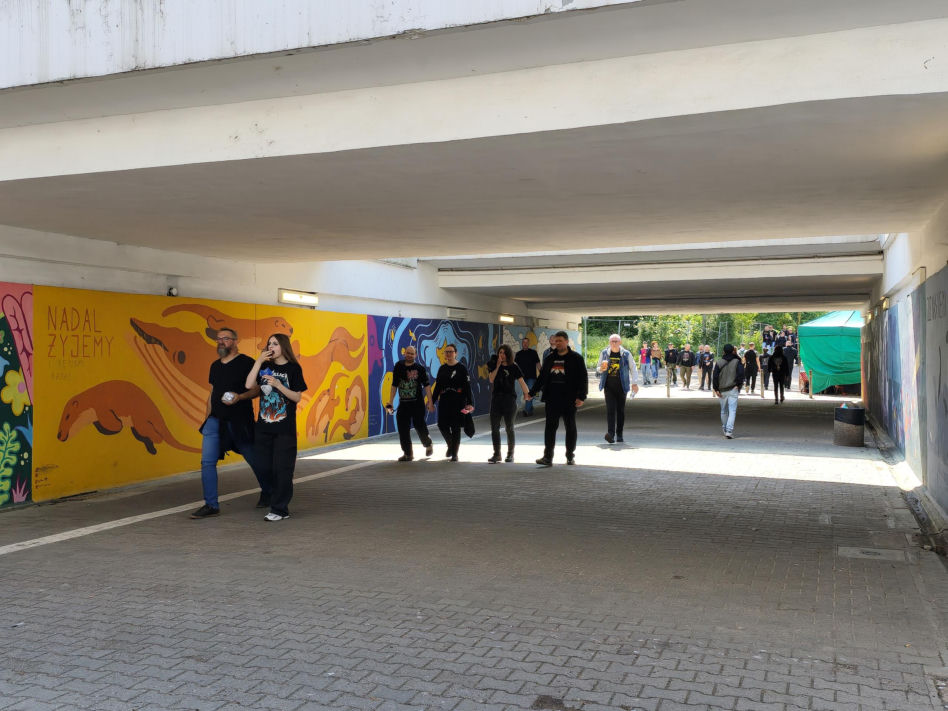 Długie kolejki i tłum fanów przed koncertem Metaliki