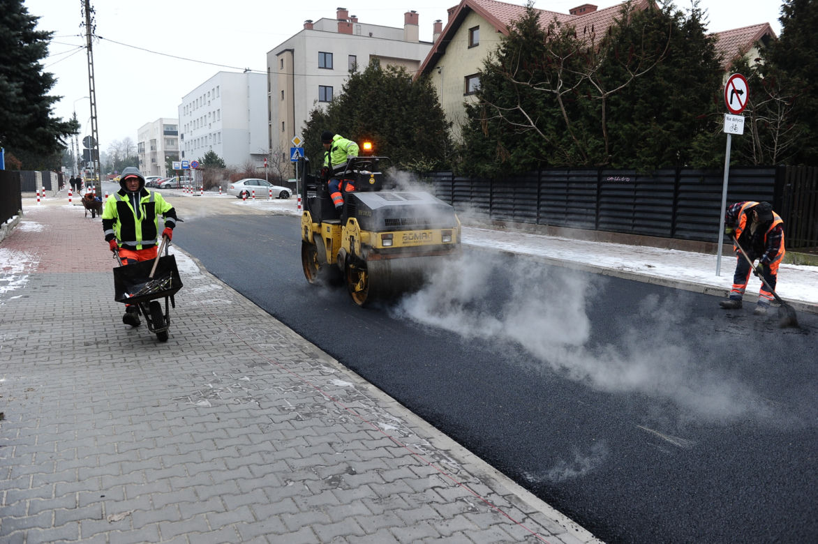 Wylali asfalt, zerwali go i znów wylali. Remont w Ząbkach jak u Bareji