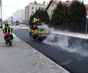 Wylali asfalt, zerwali go i znów wylali. Remont w Ząbkach jak u Bareji