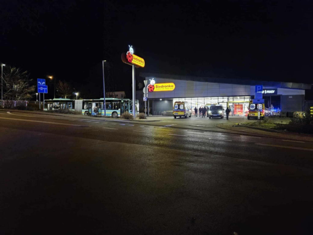 Nocny pożar w bloku przy Olszewskiego w Jaworznie. Ewakuacja setki mieszkańców. Dwoje dzieci w szpitalu