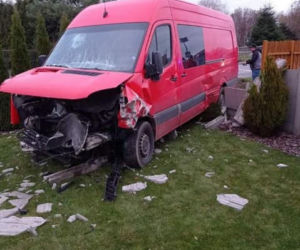 Wypadek koło Brzezin. Zderzenie trzech aut. Volkswagen przebił betonowy płot