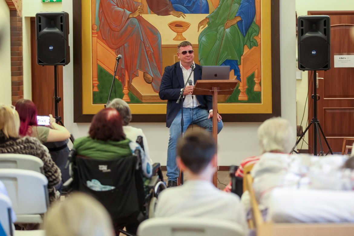 Michał Wójcik śpiewał dla podopiecznych hospicjum
