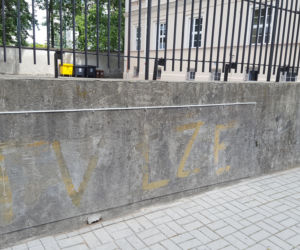 Napis „TV łże” na murze przy ul. Kopernika pochodzący z lat 80. ubiegłego wieku został zabezpieczony