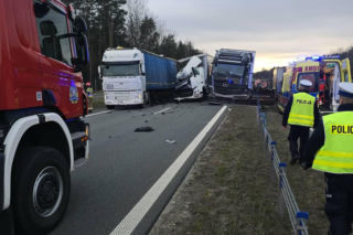 Sekundy grozy na DK78. Ciężarówka rozjechała kierowcę 