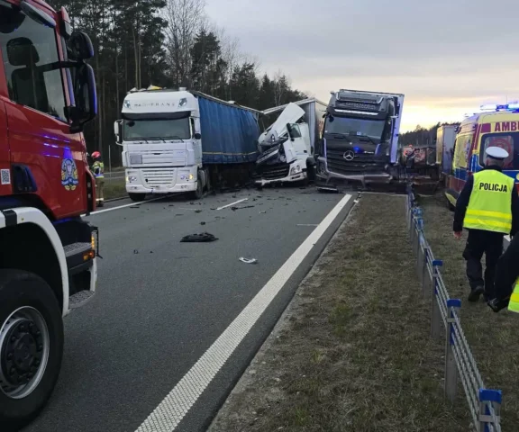 Dramat na drodze. Zginął, gdy wymieniał koło naczepy