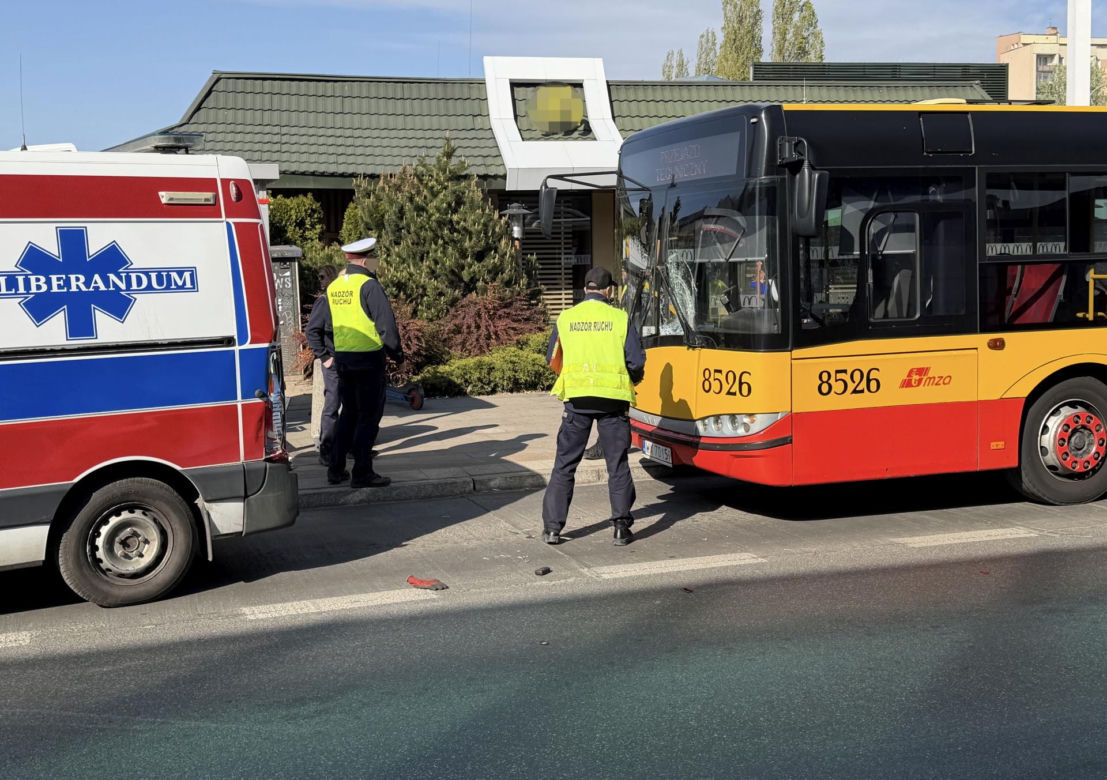 Ładował zepsutą karetkę na lawetę, został przygnieciony