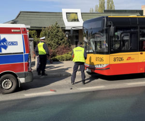 Ładował zepsutą karetkę na lawetę, urwał się uchwyt. Pojazd się stoczył do tyłu i przygniótł laweciarza do autobusu miejskiego. Mężczyzna walczy o życie