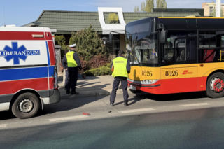 Ładował zepsutą karetkę na lawetę, urwał się uchwyt. Pojazd się stoczył do tyłu i przygniótł laweciarza do autobusu miejskiego. Mężczyzna walczy o życie