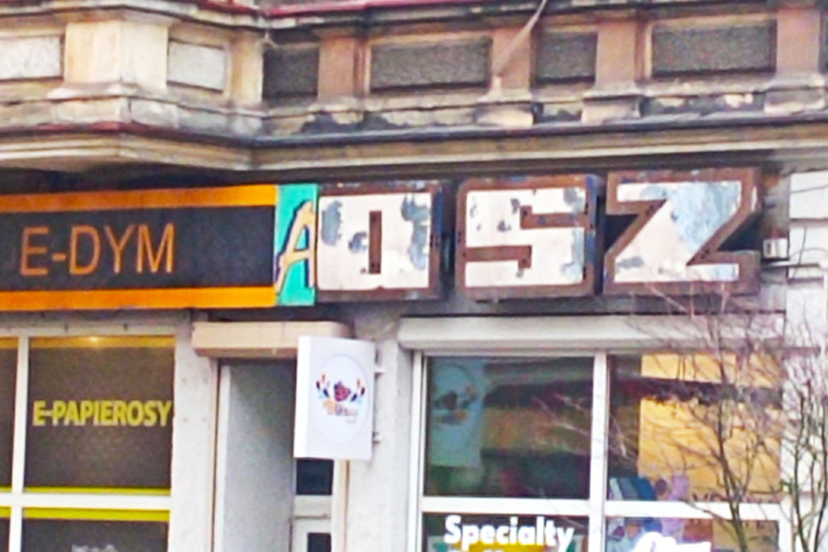 Odkryty fragment szyldu z czasów PRL