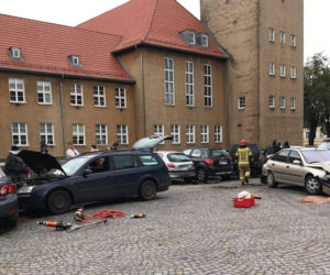Zderzył się z sześcioma pojazdami, a jest cały i zdrowy! Jak do tego doszło? [FOTO]