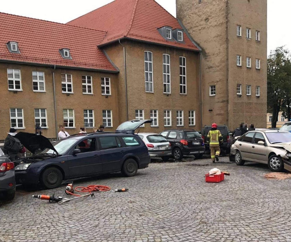 Zderzył się z sześcioma pojazdami, a jest cały i zdrowy! Jak do tego doszło? [FOTO]