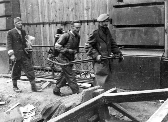 Zionęły żywym ogniem. W czasie powstania warszawskiego używali ich zarówno Niemcy, jak i Polacy. Miotaczy ognia bali się wszyscy
