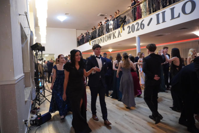 Studniówka pełna blasku i emocji! Tak bawili się maturzyści II LO w Bydgoszczy [ZDJĘCIA]