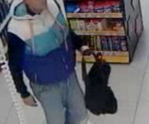 Ten mężczyzna okradł sklep w Koronowie. Szuka go policja