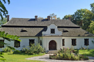 Ten dworek to architektoniczna perła Świętokrzyskiego. Rezydował tu Piłsudski