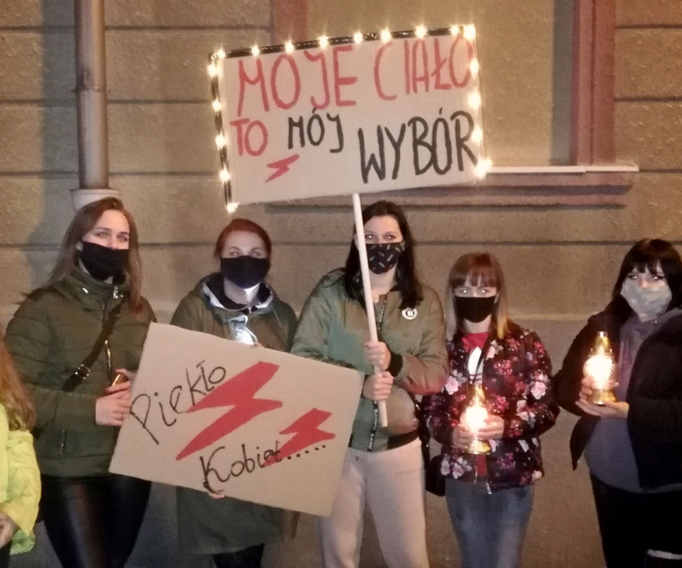 Kobiety miały ze sobą różne transparenty