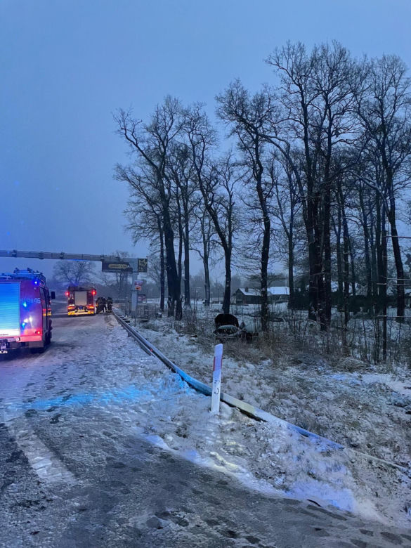 Trudne warunki na drogach. Rodzina z Żor miała dużo szczęścia
