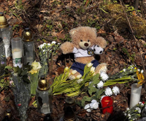 Morze zniczy w miejscu wypadku posła Łukasza Litewki