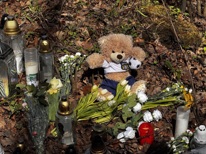 Morze zniczy w miejscu wypadku posła Łukasza Litewki