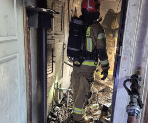 Wbiegli do zadymionej kamienicy, by ratować człowieka. Dramatyczne nagranie z akcji mrozi krew w żyłach