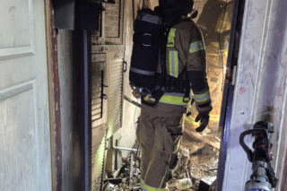 Wbiegli do zadymionej kamienicy, by ratować człowieka. Dramatyczne nagranie z akcji mrozi krew w żyłach