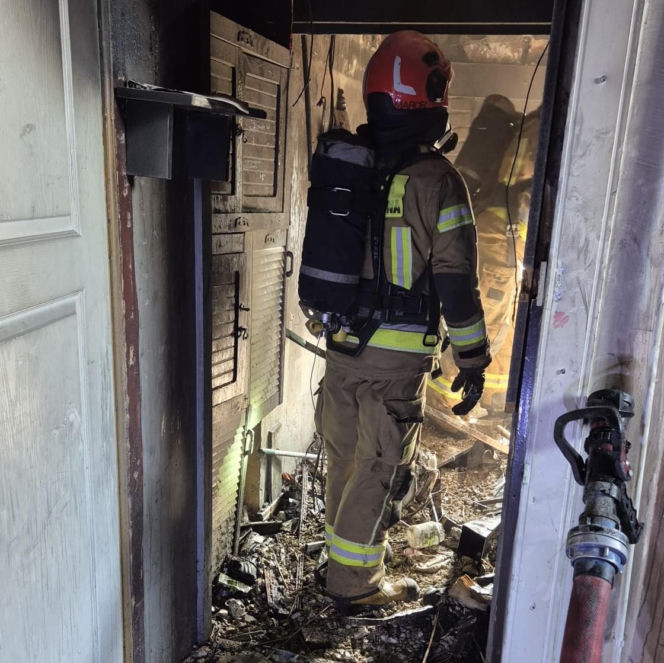 Wbiegli do zadymionej kamienicy, by ratować człowieka. Dramatyczne nagranie z akcji mrozi krew w żyłach
