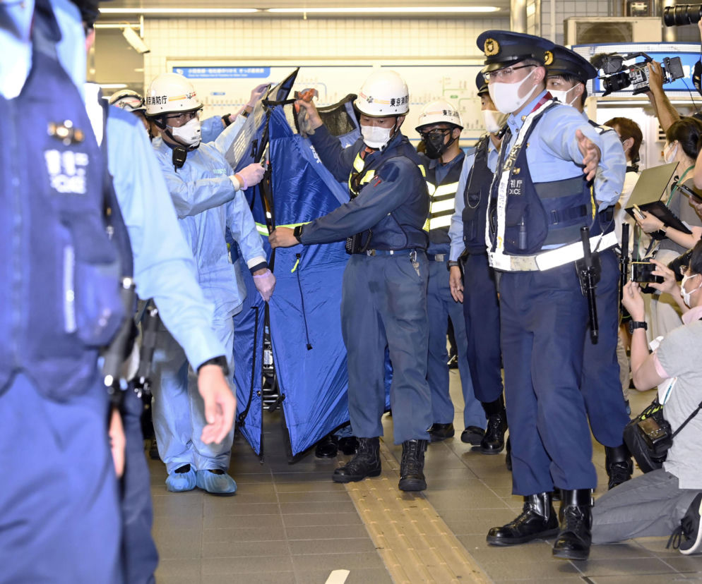 Krwawy Joker dźgał ludzi w zatłoczonym metrze! Nie zgadniesz co zrobił potem