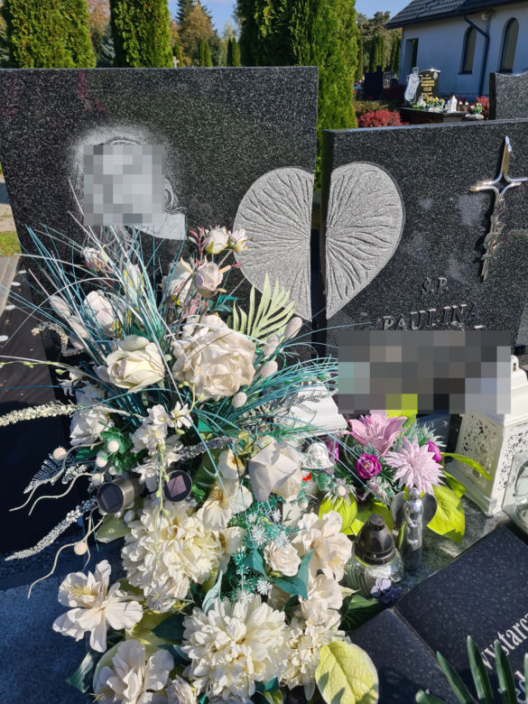  Makowisko. Paulina miała tylko 16 lat, gdy zginęła w samochodzie kolegi. Białe aniołki strzegą jej grobu [GALERIA] 