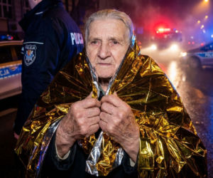 Dramat w Łomży. Policjanci uratowali 75-latkę z płonącego domu