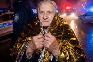 Dramat w Łomży. Policjanci uratowali 75-latkę z płonącego domu