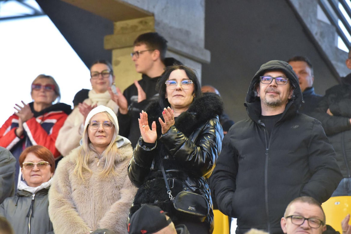 PRES Grupa Dewloperska Toruń - Abramczyk Polonia Bydgoszcz, zdjęcia kibiców i zawodników z pożegnania Adriana Miedzińskiego