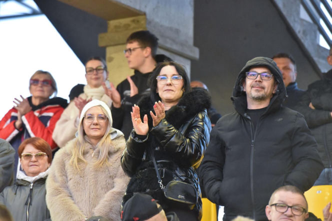 PRES Grupa Dewloperska Toruń - Abramczyk Polonia Bydgoszcz, zdjęcia kibiców i zawodników z pożegnania Adriana Miedzińskiego