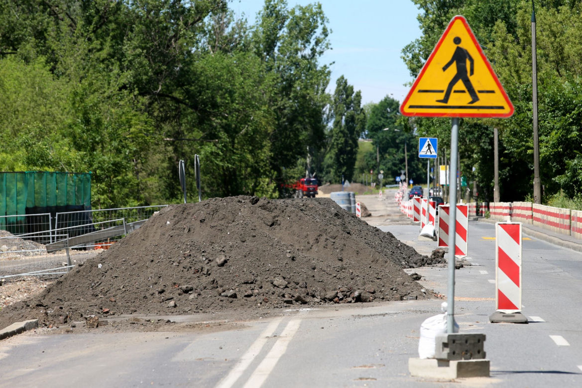 Budowa zapory przeciwpowodziowej blokuje miasto