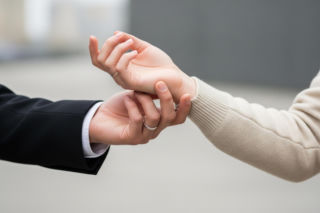 Niewinny pocałunek? Hiszpański Sąd Najwyższy zmienia zasady gry