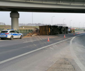Wypadek na obwodnicy Szczuczyna. Ciężarówka zablokowała pas ruchu [ZDJĘCIA]