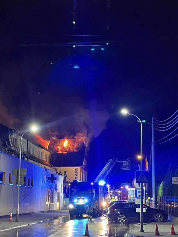 Nocny pożar hotelu w Nowym Brzesku. Z żywiołem walczyło ponad 100 strażaków 