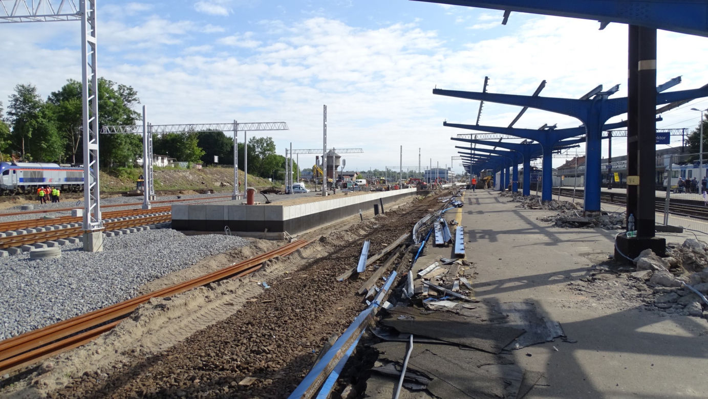 Tak zmienia się stacja PKP Olsztyn Główny. Rośnie konstrukcja nowego peronu, przybywa nowych torów [ZDJĘCIA]