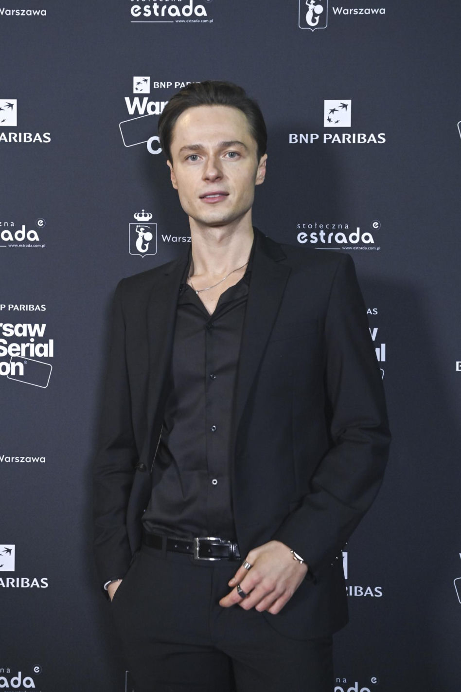 Tak przez lata zmieniał się Patryk Pniewski. Zaczynał jako idol nastolatek w "Pierwszej miłości"