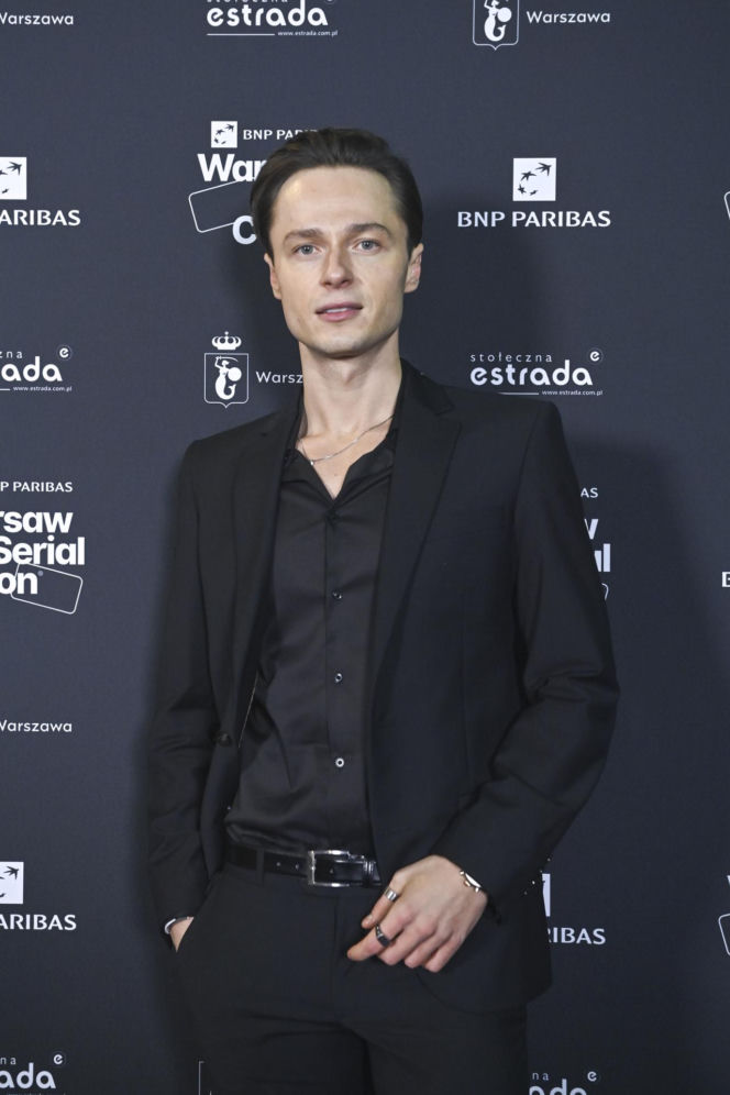 Tak przez lata zmieniał się Patryk Pniewski. Zaczynał jako idol nastolatek w "Pierwszej miłości"