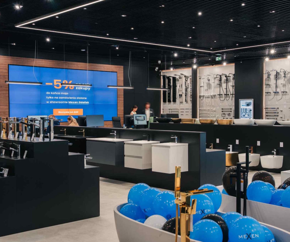 Nowoczesny salon Mexen z armaturą łazienkową. O nowych showroomach marki przeczytasz na Muratordom.