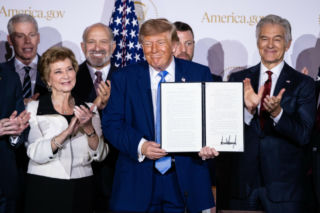 Donald Trump zawiera pakt z technologicznymi gigantami. Tak chcą kontrolować sztuczną inteligencję