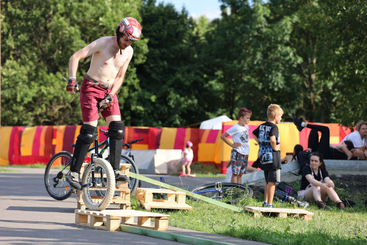 Monocyklowy trial w Parku Ludowym w Lublinie w ramach Europejskiej Konwencji Żonglerskiej
