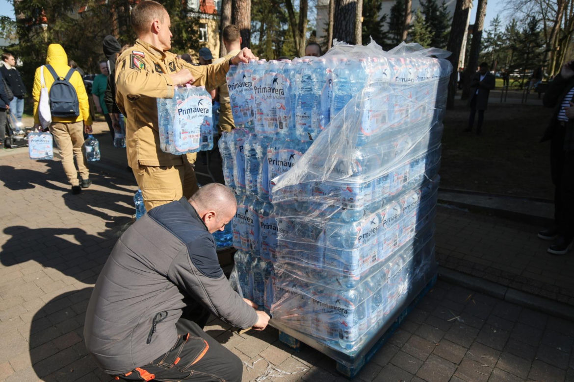 Awaria wody w Otwocku. Strażacy rozdawali wodę mieszkańcom (2.04.2025)