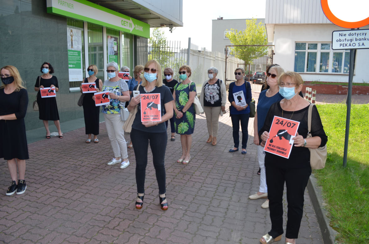 Protest przed biurem starachowickiego posła PiS