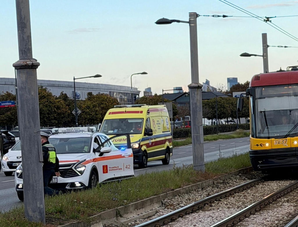 Bus przewożący osoby na lotnisko zjechał z jezdni i z ogromną siłą uderzył w słup trakcji tramwajowej